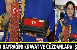 Türk bayrağını kravat ve cüzdanlara işledi