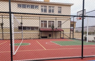 Gürpınar'da okul bahçelerine spor sahaları…