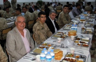 Başkale'de askerler ve vatandaşlar birlikte iftar...