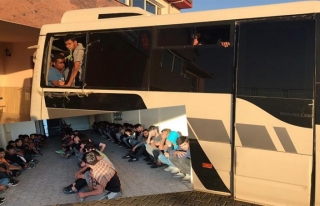 Van'da bir minibüste 65 kaçak göçmen yakalandı