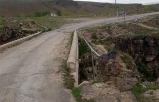 Muradiye'deki tarihi köprüye dökülen asfalt kaldırıldı