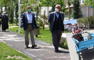 Van'da 65 yaş üstü vatandaşlar sokaklara çıktı