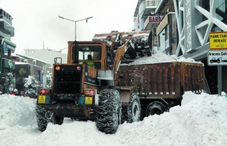 Şehirden kamyon kamyon kar taşınıyor