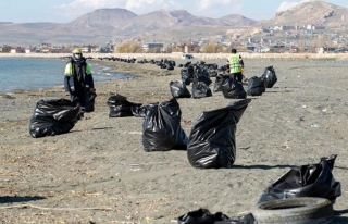 Van Gölü sahilinde 40 ton çöp toplandı