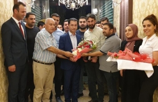 Kuzey Irak'tan gelen turizm heyeti çiçeklerle karşılandı