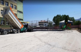 İpekyolu Belediyesi okul bahçelerini asfaltlıyor