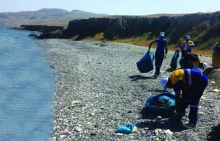Tuşba sahilleri çöpten arındırılıyor