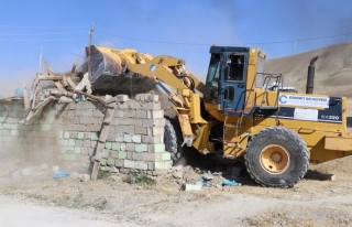 Edremit'te ahır yıkımları kararlılıkla sürüyor