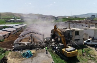 Edremit Belediyesi ahırları yıkmaya başladı