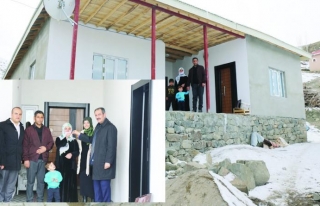 Gürpınar Belediyesi, iki vatandaşı ev sahibi yaptı