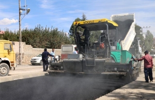 Erciş'te asfalt kaplama çalışmaları devam ediyor...