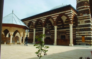 Hüsrev Paşa Camii'nde mukabele geleneği sürüyor