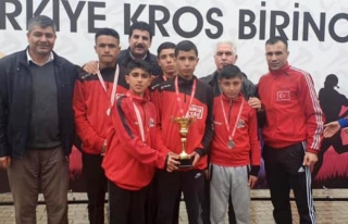 Vanlı atletler Türkiye ikinciliği kupası ile döndü