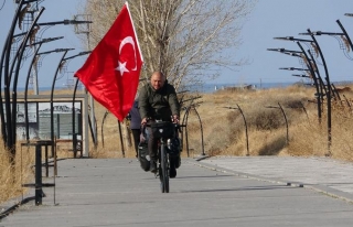 Türkiye'yi tanıtmak için 72 gündür pedal çeviriyor