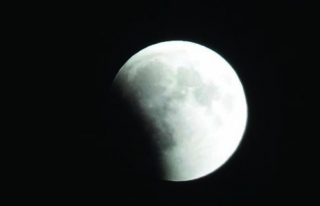 'Kanlı Ay' tutulması Van'da da çıplak gözle izlendi