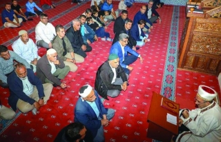 Babalar ve çocuklar Hüsrevpaşa Camii'nde sabah...