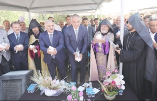 Bakan Ersoy Akdamar'da yapılan Ermeni ayinine katıldı...