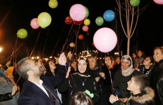 Öldürülen kadınlar anısına ışıklı balonlar...