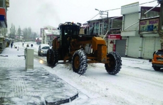 Başkale'de, yollar kardan arındırıldı