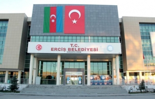 Erciş Belediyesi binasına Azerbaycan bayrağı...