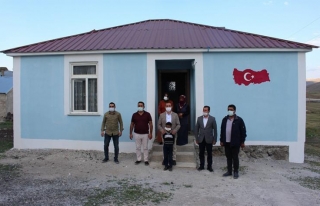 Çaldıran'daki mağdur aile yeni evine taşındı