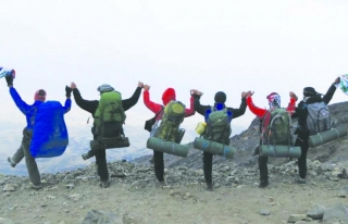 Vanlı dağcılar Ağrı Dağı'na tırmandı
