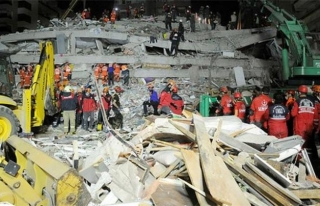 Depremden 26 saat sonra bir kişi daha enkazdan çıkarıldı