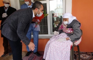 Edremit'teki 122 yaşındaki anneye sürpriz ziyaret...