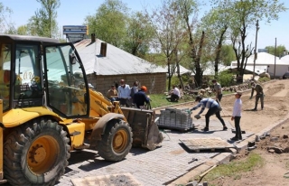 Erciş'te parke taşı döşeme çalışmaları sürüyor