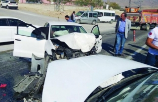 Erciş karayolunda otomobiller çarpıştı: 5 yaralı...