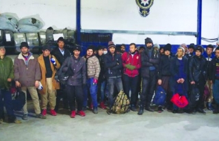 Gürpınar'da 32 kaçak göçmen yakalandı 