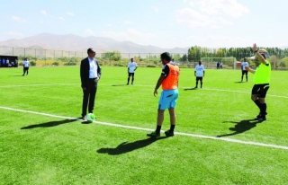 Gürpınar'da futbol turnuvası başladı