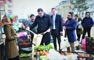 İpekyolu Belediyesi bez torba dağıttı 