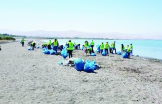 İpekyolu Belediyesi sahilleri çöpten temizliyor