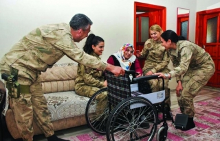 Jandarmadan, engelli kadına tekerlekli sandalye...