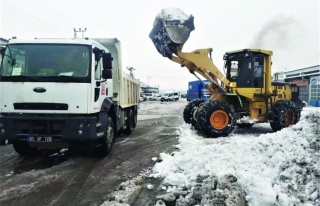 Tuşba'da biriken tonlarca kar ilçe dışına taşındı