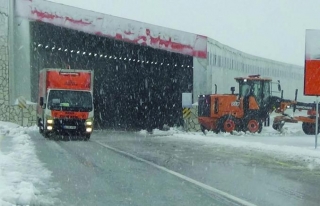 Van Karabet Geçidi'nde kar etkili oluyor 