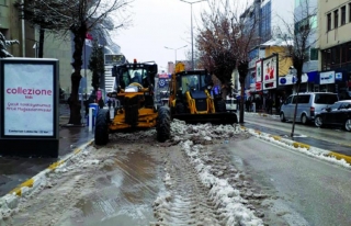 Büyükşehir'in karla mücadele çalışması sürüyor