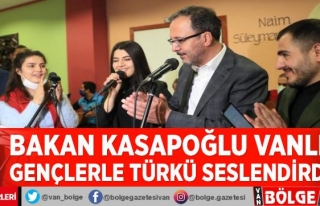 Bakan Kasapoğlu Vanlı gençlerle türkü seslendirdi