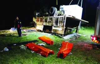 Kaçak göçmenleri taşıyan kamyon devrildi: 5 ölü,...