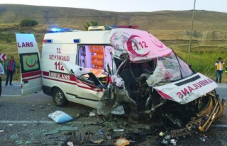 Van'da ambulans, TIR ile çarpıştı: 4 yaralı 