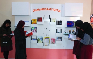 Gürpınar'da okullara kitaplık yapıldı