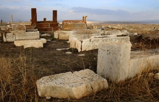 Define avcıları Erciş'teki Selçuklu Mezarlığı'nı...