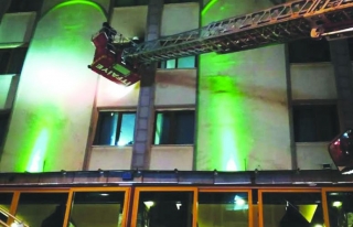 Şehir merkezindeki bir otelin 3. katında yangın...