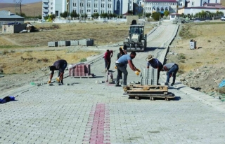 Gürpınar'daki mahallelerde parke taşı çalışmaları...