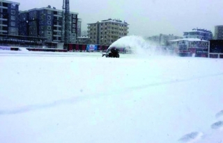 Şehir stadında karlar temizleniyor