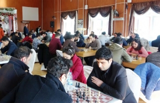 Erciş'te öğretmenler satranç turnuvasında kıyasıya...