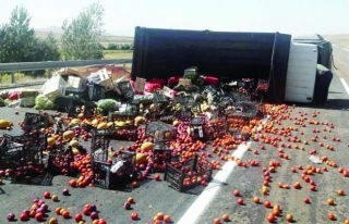Sebze meyve yüklü kamyon devrildi 