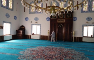 Tuşba'da ibadete açılacak camiler dezenfekte ediliyor