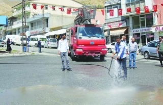 Başkale'de caddeler tazyikli suyla yıkandı
